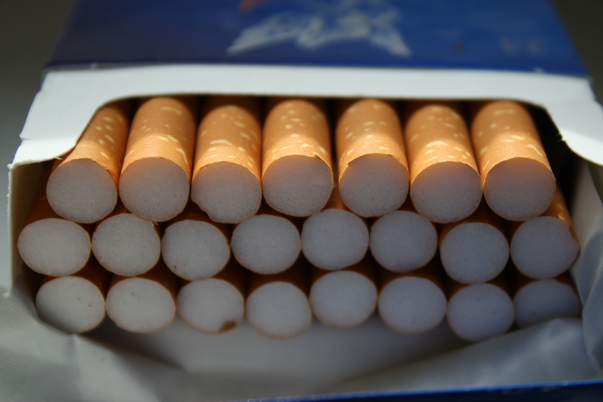 Minskad cigarettförsäljning i Storbritannien efter införande av standardiserade paket